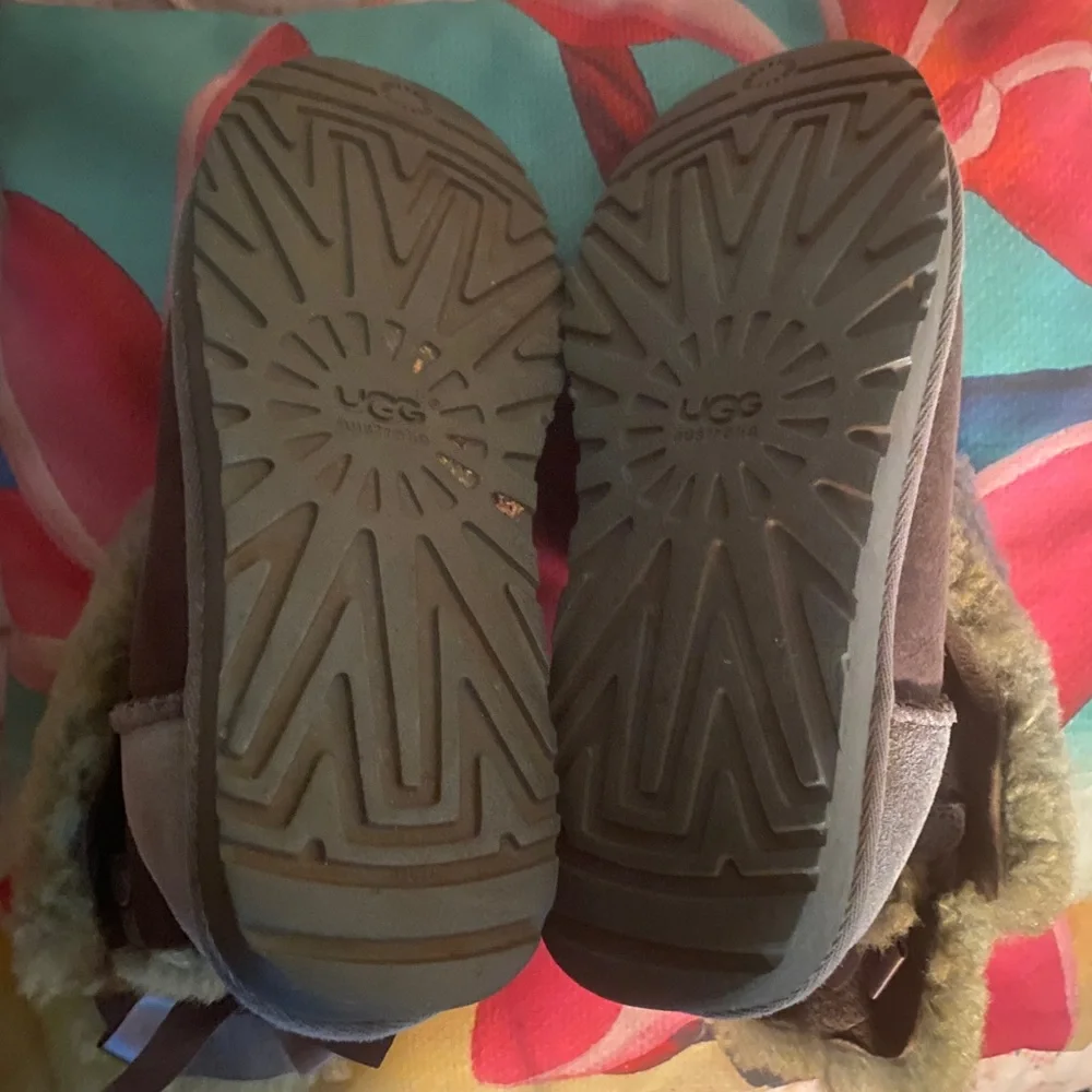UGG Mini Bailey Bow two tone grey and brown, small flaw on right boot - Picture 10 of 13